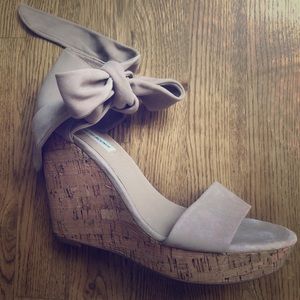 Sake Fifth Avenue suede tie up wedge